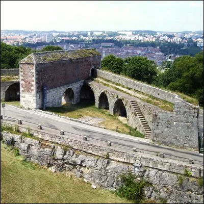 Quelle citadelle construite par Vauban en 1683 comprend une ligne de défense appelée Front Saint-Étienne ?
