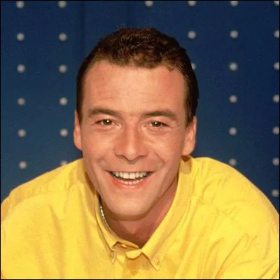 Dans quelle émission télévisée présentée par Pascal Brunner les candidats doivent-ils reconnaître des chansons à partir de leurs mélodies ?