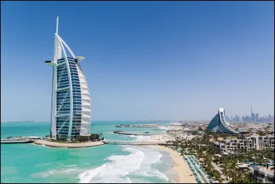 Où se situe le Burj al-Arab, grand hôtel en forme de voile ?