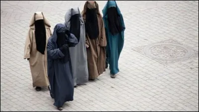 En France, le port du voile intégral dans l'espace public est passible d'une amende de :