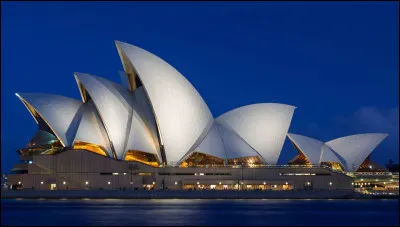 Quelle est la fonction de ce célèbre bâtiment de Sydney, dont l'architecture originale ressemble à un voilier ?