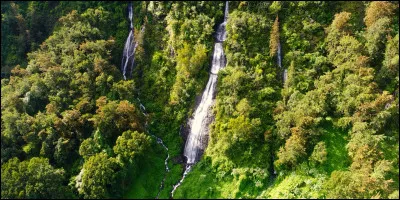 Sur quelle île se situe la cascade du Voile de la Mariée ?