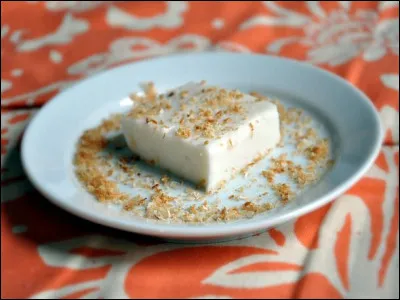 Cette recette traditionnelle hawaïenne, appelée aussi pudding de coco, est onctueuse et ferme à la fois.