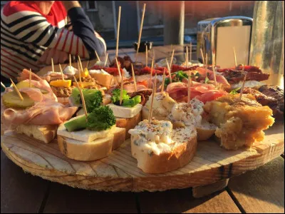 À Venise, dans les bars, on sert de petites collations, comme les tapas en Espagne. Ce sont...