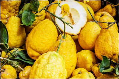 Quel est ce gros agrume confit, que l'on retrouve, entre autres, dans le fiadone ?