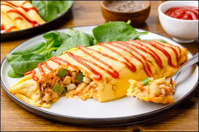 Quel est ce plat japonais, une omelette au riz frit et assaisonnée de ketchup ?