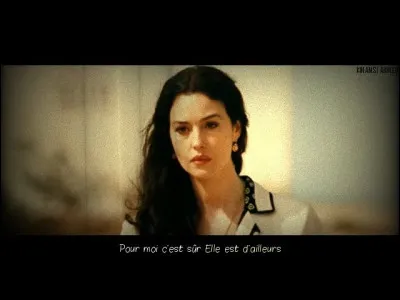 Qui est le chanteur du titre "Elle est d'ailleurs" ?