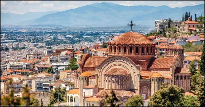 Dans quel pays se trouve la ville portuaire de Thessalonique ?