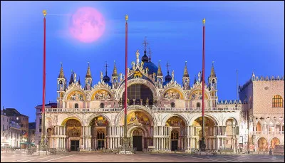 Dans quelle ville italienne se trouve la basilique Saint-Marc ?
