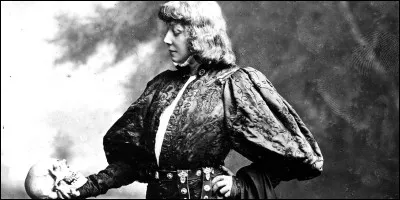 Qui est l'auteur de la célèbre pièce de théâtre "Hamlet" ?