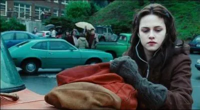 Avec quoi Edward arrive-t-il  stopper le van de Tyler Crowley ?