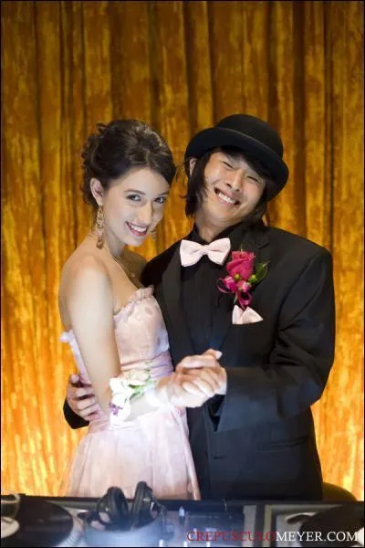 Avec qui Angela va-t-elle aller au bal de fin d'anne ?