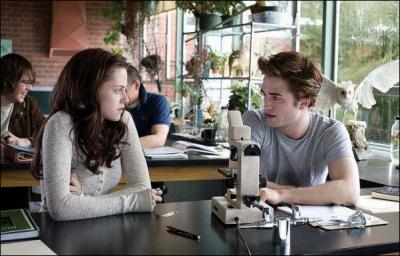 Dans quelle classe sont Edward et Bella lorsqu'ils se parlent pour la premire fois ?