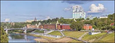 Laquelle de ces villes russes n'est pas bordée ou traversée par la Volga ?