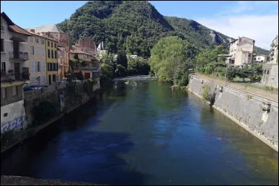 Laquelle de ces villes n'est pas bordée ou traversée par la Garonne ?