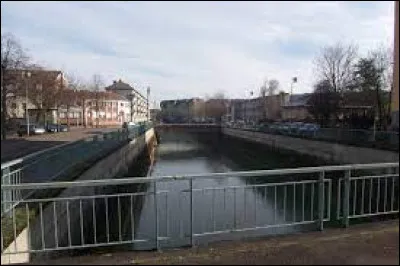 Laquelle de ces villes n'est pas bordée ou traversée par le Doubs ?