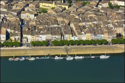 Laquelle de ces villes n'est pas bordée ou traversée par le Rhône ?