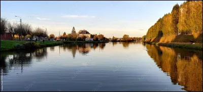 Laquelle de ces villes n'est pas bordée ou traversée par la Somme ?