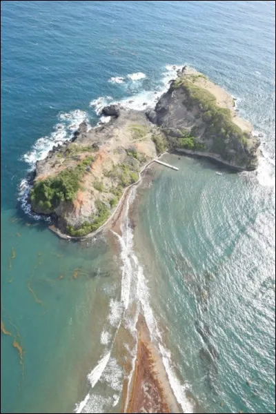 Sur quelle île des Antilles se situe le Tombolo de Sainte-Marie ?