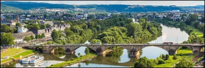 Laquelle de ces villes n'est pas bordée ou traversée par le Rhin ?