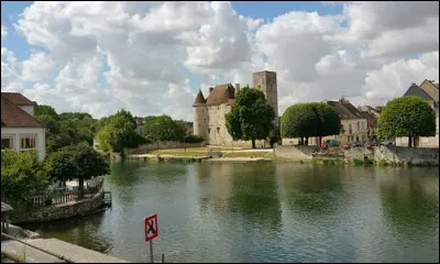 Laquelle de ces villes n'est pas bordée ou traversée par l'Yonne ?