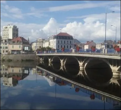 Laquelle de ces villes n'est pas bordée ou traversée par l'Allier ?