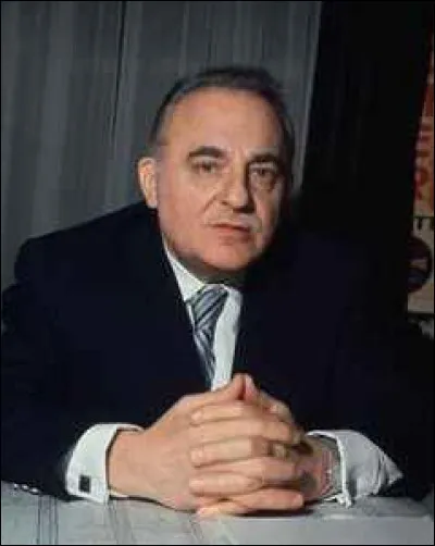 Quel est cet oiseau de basse-cour qui s'est échappé de son poulailler pour diriger une grande salle de spectacle parisienne ?