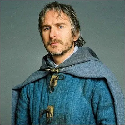 Quel est ce chevalier de la Table Ronde qui s'est déguisé en homme d'église pour s'aider dans sa quête du Saint Graal ?