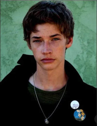 Comment s’appelle le garçon qui a vécu seul dans LE labyrinthe avec des filles ?