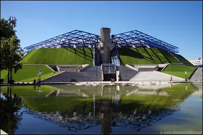 Dans quel quartier se trouve le palais omnisports de Paris ?