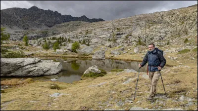 Quel est ce film sorti en 2023, avec Jean Dujardin dans le rôle de Pierre, entraîné dans un coma profond... ?