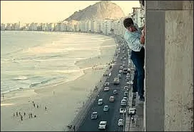 Dans cette scène de "L'Homme de Rio", le héros escalade les immeubles. Dans quelle album voit-on Tintin escalader ainsi ?