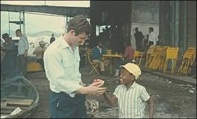 À quel album fait penser ce petit cireur de chaussures qui sert de guide au héros ?