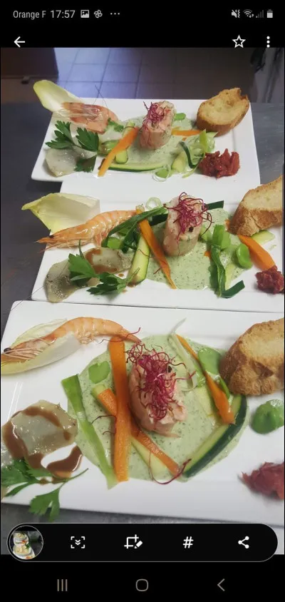 La sauce Vincent est une mayonnaise verte composée de fines herbes.