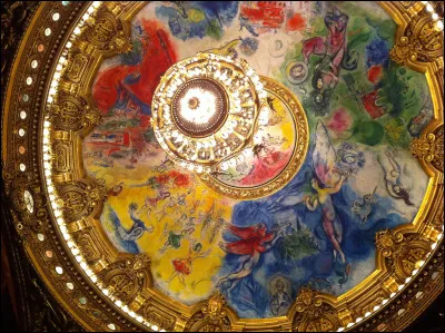 Le plafond de l'Opéra Garnier est orné d'une toile de 220 m² réalisée par le peintre Marc Chagall.