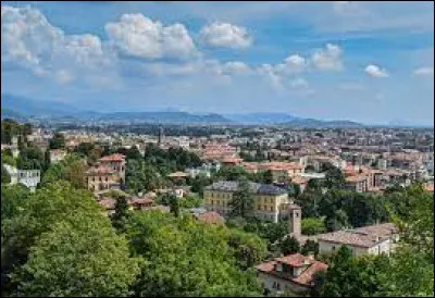 Laquelle de ces villes italiennes n'est pas bordée ou traversée par l'Adige ?