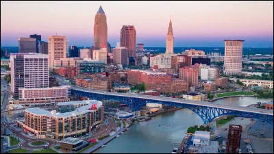 Laquelle de ces villes des Etats-Unis n'est pas bordée ou traversée par l'Ohio ?