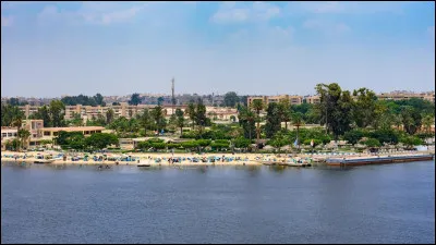 Laquelle de ces villes n'est pas bordée ou traversée par le Nil ?