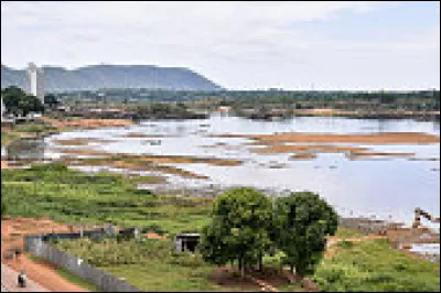 Laquelle de ces villes n'est pas bordée ou traversée par le Congo
