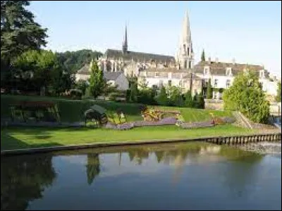 Laquelle de ces villes n'est pas bordée ou traversée par la Loire ?