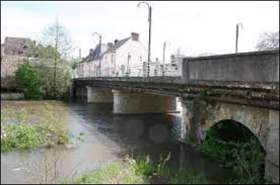 Laquelle de ces villes n'est pas bordée ou traversée par le Loir ?