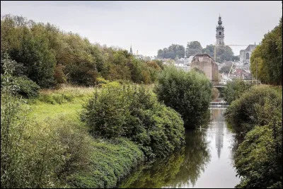 Laquelle de ces villes n'est pas bordée ou traversée par la Meuse ?