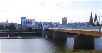 Laquelle de ces villes allemandes n'est pas bordée ou traversée par le Rhin ?