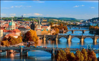 Laquelle de ces villes n'est pas bordée ou traversée par le Danube ?