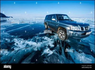 Allez elle est subtile celle-là.
Combien de Belges faut-il pour laver une voiture ?