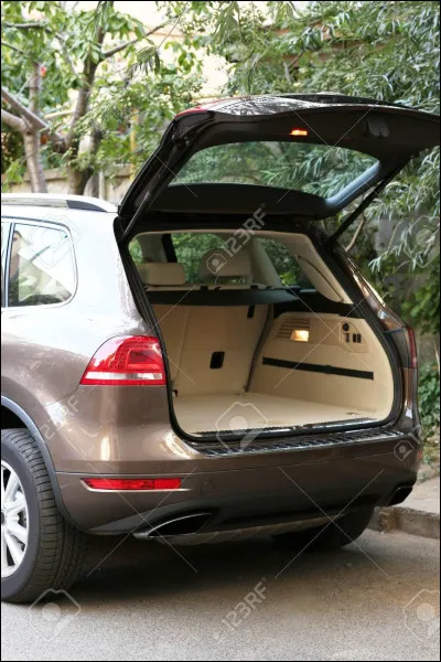 Comment fait-on pour rentrer douze belges dans un coffre de voiture ?