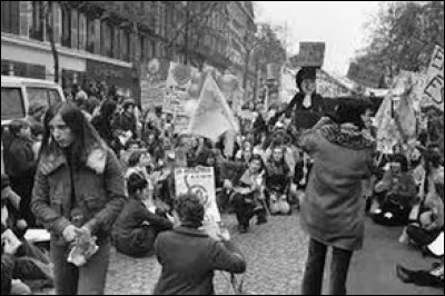 Pour quel droit manifestaient ces femmes durant l'année 1971 ?