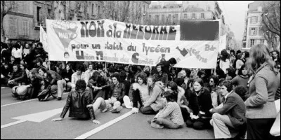 Quelle réforme met les lycéens dans la rue en 1975 ?