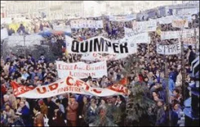 Quelle grande manifestation populaire se déroule à Paris en juin 1984 ?