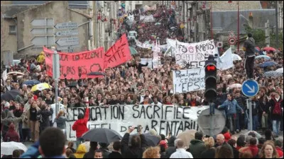 Sans doute un des mouvements les plus populaires qui permit le retrait de la loi sur le CPE en 2006. Que signifiait cette abréviation ?